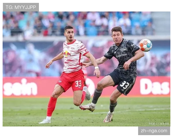 拜仁三后卫实验解析：于帕梅卡诺前提，对阵莱比锡的攻防转换效果评估